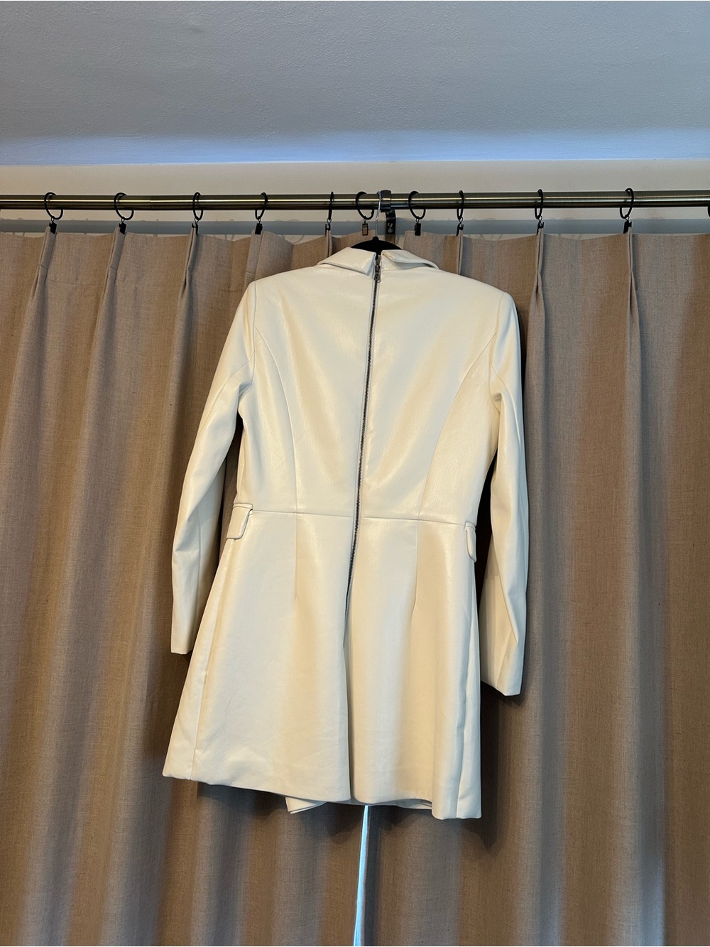 Alice + Olivia Cream Double-Breasted Blazer Romper Dress - Picture 5 of 8